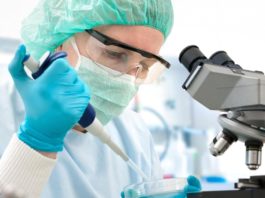 Protest al biochimistilor de la Spitalul de Urgenta din Botosani, nemultumiti ca nu le cresc salariile ca la medici